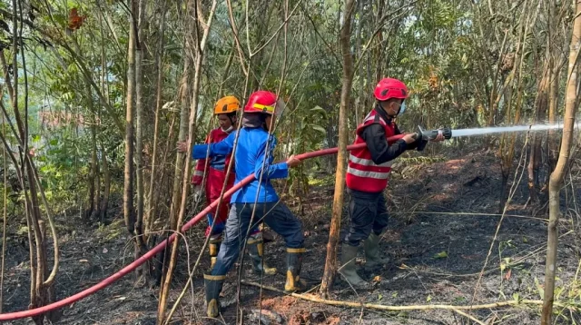 Pemadaman api yang dilakukan Tim Respon Bencana Batalyon A Pelapor Satbrimob Polda Kaltim.(Dok.Humas Polda Kaltim)