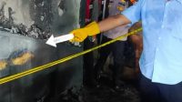 pembakaran Polres Kukar saat lakukan olah TKP di ruang rapat lantai 3 Diskominfo Kukar. (Doc. Humas Polres Kukar)