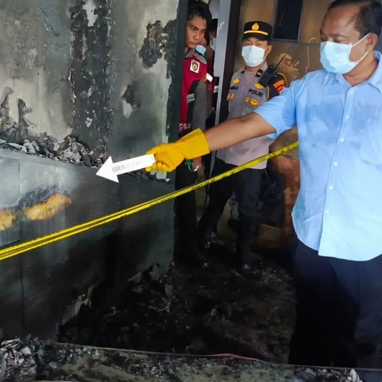 Polres Kukar saat lakukan olah TKP di ruang rapat lantai 3 Diskominfo Kukar. (Doc. Humas Polres Kukar)