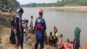 Evakuasi Jenazah oleh tim gabungan, Senin (17/8/26). (Doc. Pos Sektor Damkar Kota Bangun)