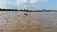 Pencarian nelayan hilang di sungai mahakam, Kec. Loa Kulu, Tenggarong, Senin (3/8/26). (Doc. Disdamkarmatan Kukar)