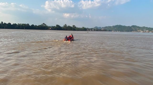 Pencarian nelayan hilang di sungai mahakam, Kec. Loa Kulu, Tenggarong, Senin (3/8/26). (Doc. Disdamkarmatan Kukar)