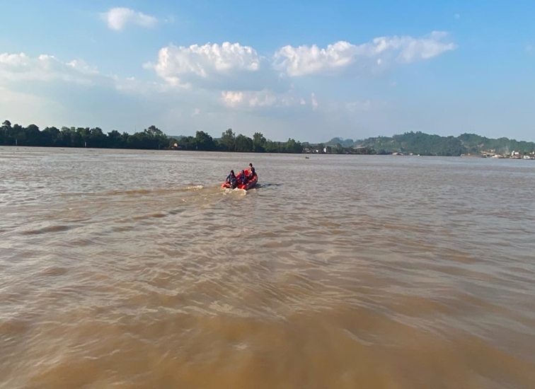 Pencarian nelayan hilang di sungai mahakam, Kec. Loa Kulu, Tenggarong, Senin (3/8/26). (Doc. Disdamkarmatan Kukar)