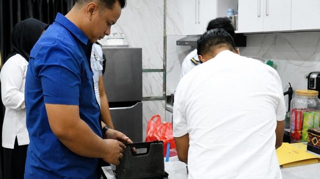 Jajaran Polresta Samarinda didampingi Kepala Kesatuan Pengamanan Rutan (Ka.KPR) Samarinda saat melakukan pemeriksaan senjata api, Rabu (26/08/2026).(Dok.HumasRutanKelasISamarinda)