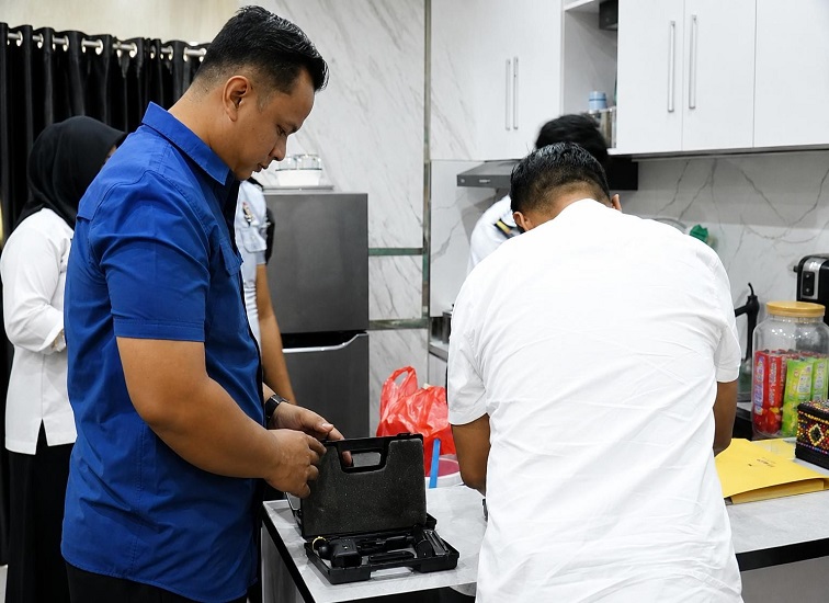 Jajaran Polresta Samarinda didampingi Kepala Kesatuan Pengamanan Rutan (Ka.KPR) Samarinda saat melakukan pemeriksaan senjata api, Rabu (26/08/2026).(Dok.HumasRutanKelasISamarinda)