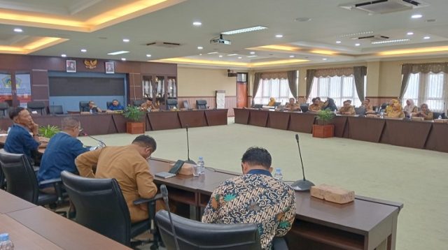 RDP DPRD Kukar bersama KTNA Sanga-Sanga mengenai Status Lahan Eks Tambang. (M. As'ari/Lingkar Kaltim)