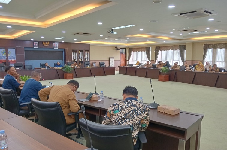 RDP DPRD Kukar bersama KTNA Sanga-Sanga mengenai Status Lahan Eks Tambang. (M. As'ari/Lingkar Kaltim)
