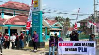 Puluhan mahasiswa dari BEM Unikarta dan HMI menggelar aksi demonstrasi di depan Kantor PLN ULP Tenggarong, Kutai Kartanegara, Selasa (18/8/2026). (Dilla/lingkarkaltim)