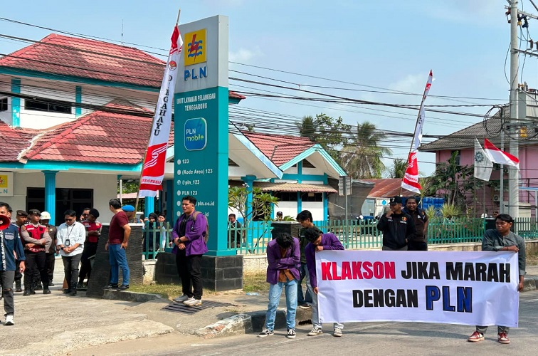 Puluhan mahasiswa dari BEM Unikarta dan HMI menggelar aksi demonstrasi di depan Kantor PLN ULP Tenggarong, Kutai Kartanegara, Selasa (18/8/2026). (Dilla/lingkarkaltim)
