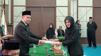 Teks Foto: Salah satu mahasiswa yang di yudisium bersama Dekan FAI Unikarta Dr. Habib Zainuri. (M. As'ari/Lingkar Kaltim)