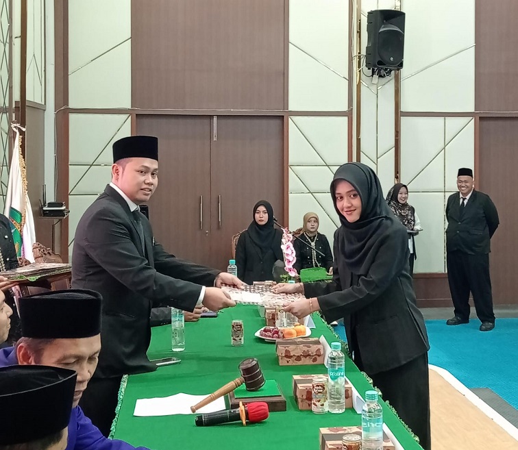 Teks Foto: Salah satu mahasiswa yang di yudisium bersama Dekan FAI Unikarta Dr. Habib Zainuri. (M. As'ari/Lingkar Kaltim)