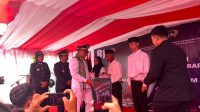 Bupati Kukar Aulia Rahman Basri secara simbolis menyerahkan berkas remisi kepada perwakilan warga binaan di Lapas Kelas IIA Tenggarong, Senin (17/8/2026). (Dilla/lingkarkaltim)