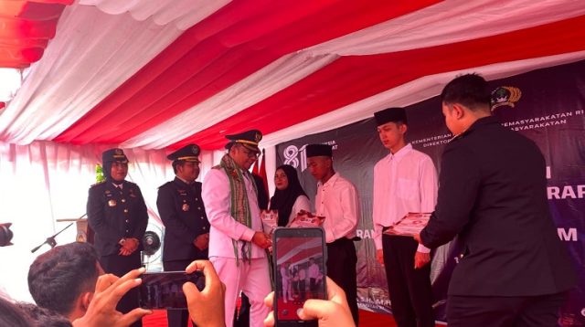Bupati Kukar Aulia Rahman Basri secara simbolis menyerahkan berkas remisi kepada perwakilan warga binaan di Lapas Kelas IIA Tenggarong, Senin (17/8/2026). (Dilla/lingkarkaltim)