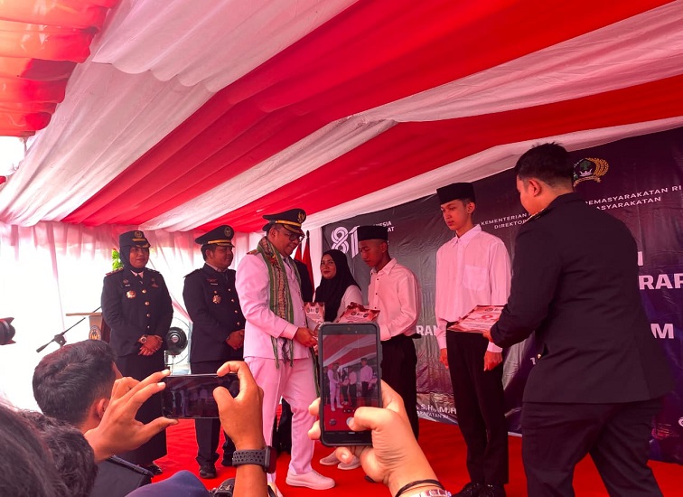 Bupati Kukar Aulia Rahman Basri secara simbolis menyerahkan berkas remisi kepada perwakilan warga binaan di Lapas Kelas IIA Tenggarong, Senin (17/8/2026). (Dilla/lingkarkaltim)