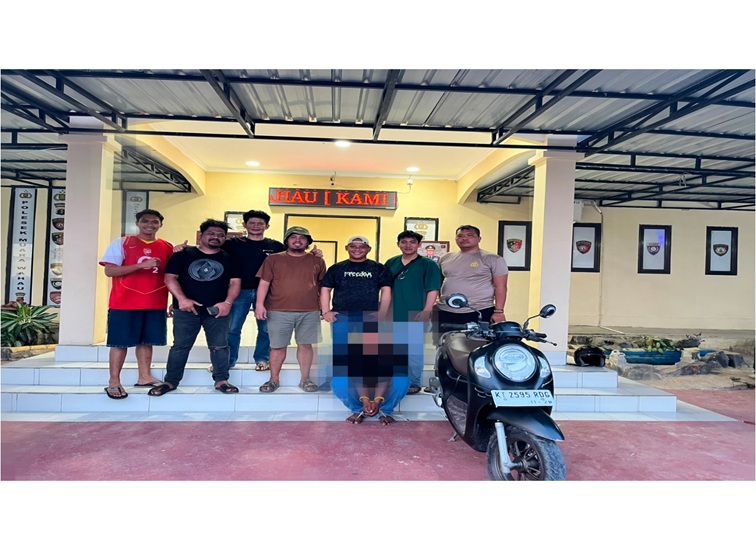 Pelaku beserta barang bukti yang diamankan oleh Anggota reskrim kenohan, Senin (3/8/26). (Doc. Polsek Kenohan)