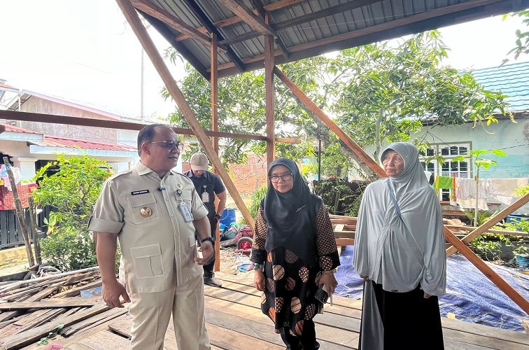 Peninjauan perbaikan RTLH di Kelurahan Manggar Balikpapan Timur, Kamis (20/8/2026).(Dok.Istimewa)