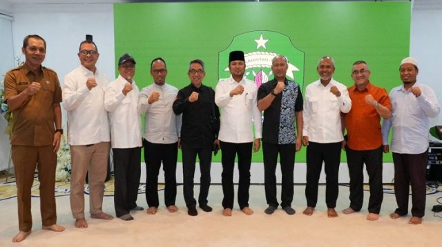 Foto bersama disela sela acara disdiku dengan Bupati Kutim H Ardiansyah di Harum Resort Balikpapan.(Foto:Humas Pemprov Kaltim)