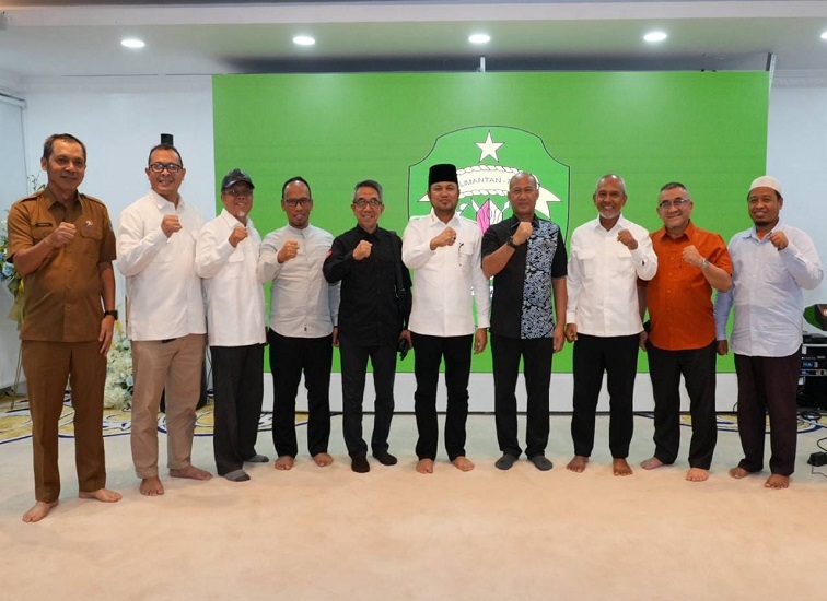 Foto bersama disela sela acara disdiku dengan Bupati Kutim H Ardiansyah di Harum Resort Balikpapan.(Foto:Humas Pemprov Kaltim)