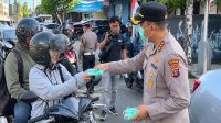 pembagian 10.000 masker oleh Polresta Samarinda di simpang 4 Lembuswana.(Foto:istimewa)