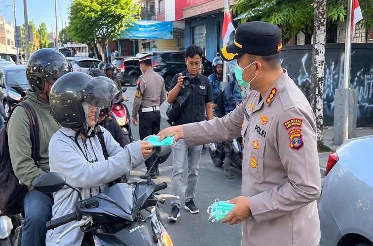pembagian 10.000 masker oleh Polresta Samarinda di simpang 4 Lembuswana.(Foto:istimewa)