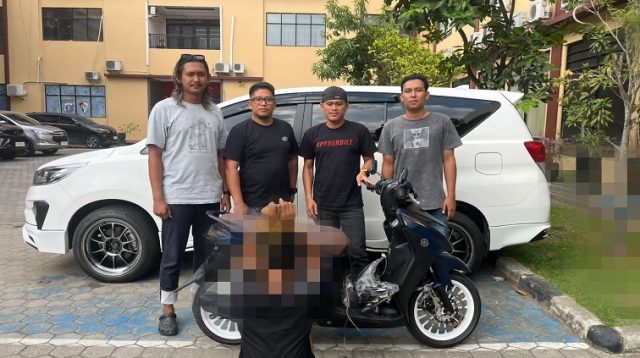 Pelaku beserta barang bukti yang diamankan Polres Kukar, Rabu (12/8/26). (Doc. Humas Polres Kukar)