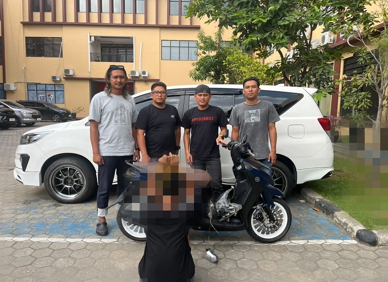 Pelaku beserta barang bukti yang diamankan Polres Kukar, Rabu (12/8/26). (Doc. Humas Polres Kukar)