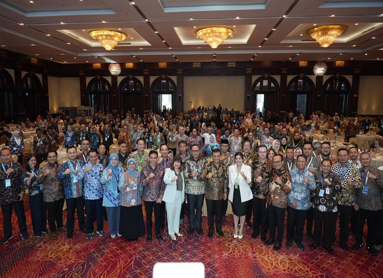 Foto bersama pada acara Central Java Investment Business Forum (CJIBF) 2026 di Birawa Assembly Hall, Hotel Bidakara Jakarta, Jalan Gatot Subroto No. 2, Jakarta Selatan, Kamis (27/8/2026).(Dok.Humas Pemprov Kaltim)