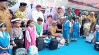 Penyelaluran perlengkapan sekolah gratis secara simbolis di SMP Negeri 3 Tenggarong pada Senin, (10/8/2026). (M. As'ari/Lingkarkaltim).
