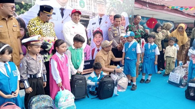 Penyelaluran perlengkapan sekolah gratis secara simbolis di SMP Negeri 3 Tenggarong pada Senin, (10/8/2026). (M. As'ari/Lingkarkaltim).