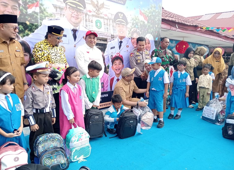 Penyelaluran perlengkapan sekolah gratis secara simbolis di SMP Negeri 3 Tenggarong pada Senin, (10/8/2026). (M. As'ari/Lingkarkaltim).