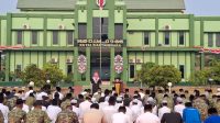 Jajaran Kodim 0906 dan Pemkab Kukar berdoa bersama usai sholat istisqa di Halaman Kodim 0906 Kukar, Tenggarong, Minggu (30/8/26). (Dilla/lingkarkaltim)