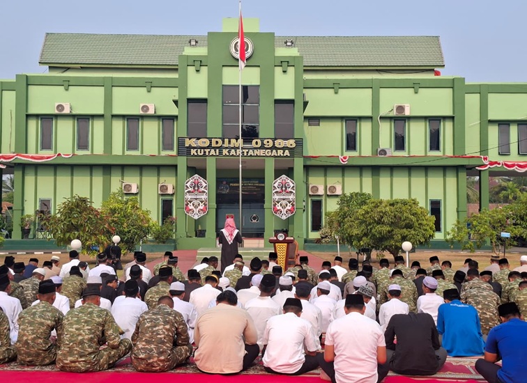 Jajaran Kodim 0906 dan Pemkab Kukar berdoa bersama usai sholat istisqa di Halaman Kodim 0906 Kukar, Tenggarong, Minggu (30/8/26). (Dilla/lingkarkaltim)