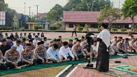 Suasana dalam rangkaian salat Istisqa yang dilaksanakan di Polres Kukar.(Foto:Muhib)