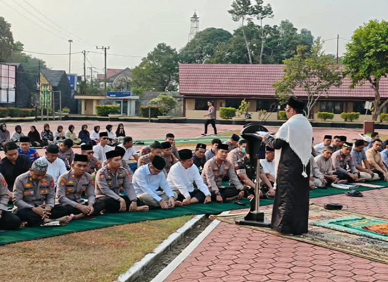 Suasana dalam rangkaian salat Istisqa yang dilaksanakan di Polres Kukar.(Foto:Muhib)