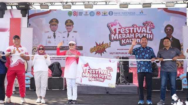 Sekda Kaltim Sri Wahyuni membuka Festival Merah Putih Kalimantan Timur, Sabtu 22 Agustus 2026.(Dok.Hms Pemprov Kaltim)