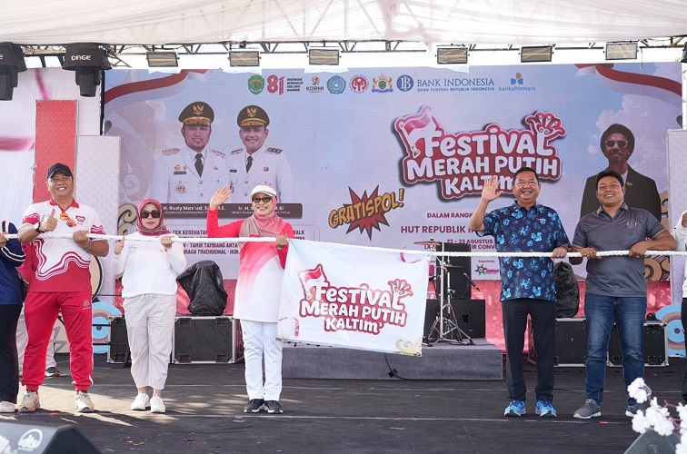 Sekda Kaltim Sri Wahyuni membuka Festival Merah Putih Kalimantan Timur, Sabtu 22 Agustus 2026.(Dok.Hms Pemprov Kaltim)