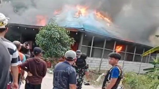Masyarakat Tabang lakukan aksi dirumah diduga pelaku, Sabtu (8/8/2026). (Doc. Group WhatsApp)