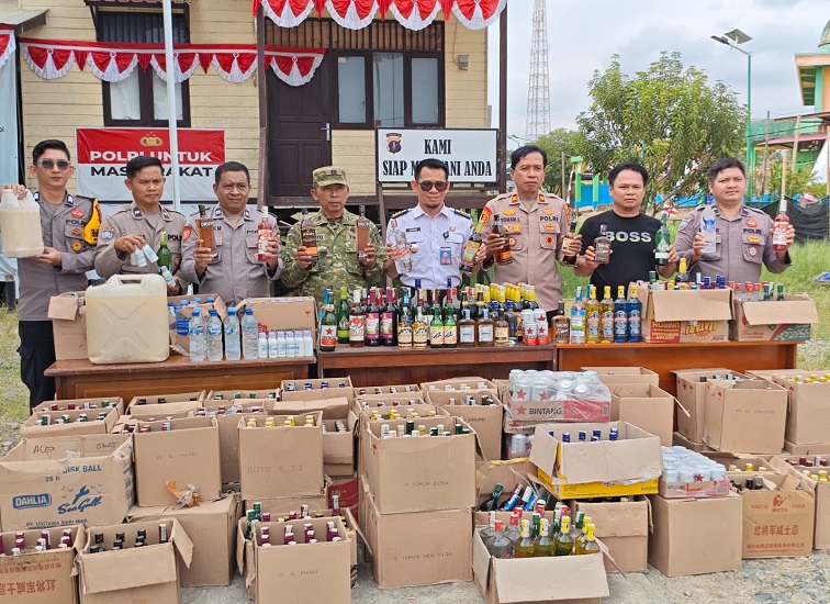 Hasil Sitaan Miras yang diamankan Polsek Tabang, turut dihadiri jajaran Forkopimcam, Kamis (13/8/26). (Doc. Camat Tabang)