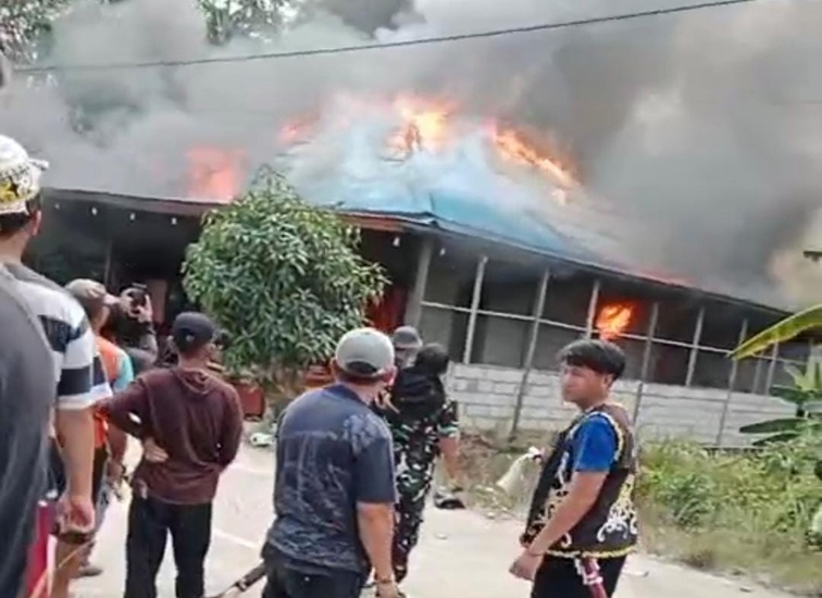 Masyarakat Tabang lakukan aksi dirumah diduga pelaku, Sabtu (8/8/2026). (Doc. Group WhatsApp)