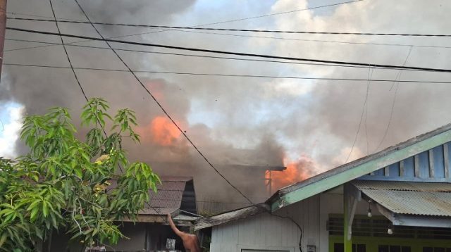 Kobaran Api melahap pemukiman warga Gang 9, Kel. Timbau, Sabtu (8/8/26). (Dilla/lingkarkaltim)