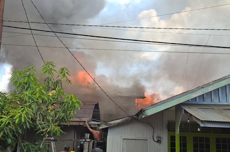 Kobaran Api melahap pemukiman warga Gang 9, Kel. Timbau, Sabtu (8/8/26). (Dilla/lingkarkaltim)