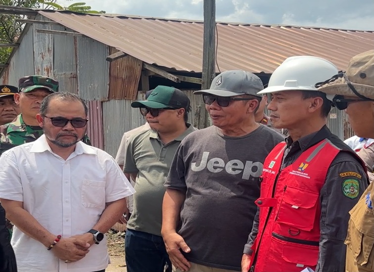 Direktur Utama Perumda Tirta Mahakan Suparno Tinjau Lokasi Jalan Longsor, Sabtu (15/8/2026) (Rizki/Lingkarkaltim)