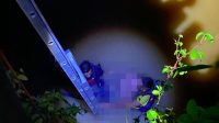 Petugas Disdamkarmatan Kukar saat mengevakuasi korban yang terjun ke Sungai Mahakam di kawasan Turap Timbau, Tenggarong, Kamis (6/8/2026) malam. (Dilla/Lingkarkaltim)