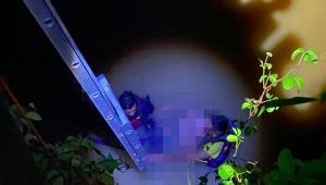Petugas Disdamkarmatan Kukar saat mengevakuasi korban yang terjun ke Sungai Mahakam di kawasan Turap Timbau, Tenggarong, Kamis (6/8/2026) malam. (Dilla/Lingkarkaltim)