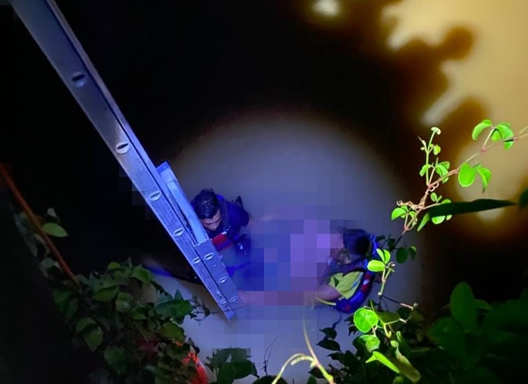 Petugas Disdamkarmatan Kukar saat mengevakuasi korban yang terjun ke Sungai Mahakam di kawasan Turap Timbau, Tenggarong, Kamis (6/8/2026) malam. (Dilla/Lingkarkaltim)