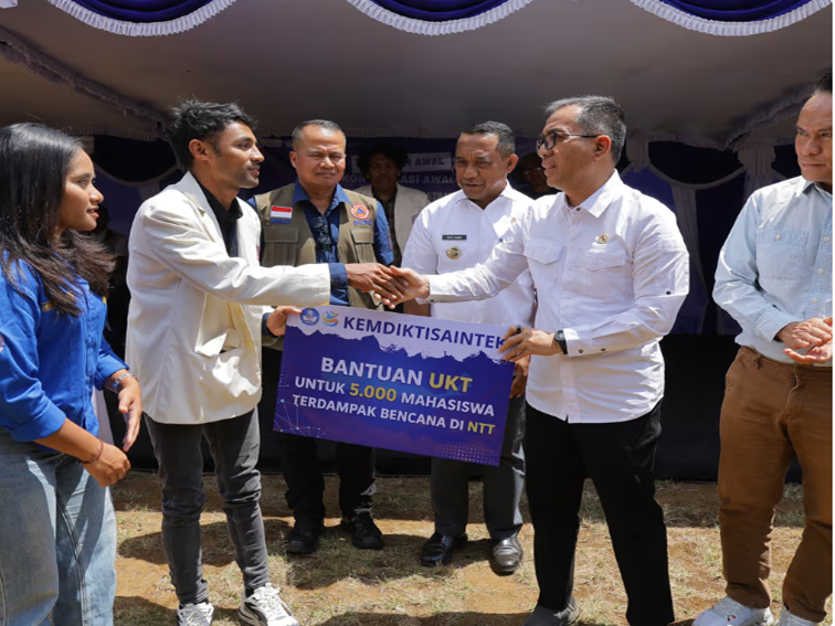 Menteri Pendidikan Tinggi, Sains, dan Teknologi (Mendiktisaintek), Brian Yuliarto saat hadir di Kabupaten Manggarai, tepatnya di Posko Lapangan Universitas Katolik (Unika) St. Paulus Ruteng untuk meninjau kondisi pascabencana sekaligus mengonsolidasikan respons perguruan tinggi, Rabu (26/8/2026). (Dok. kemdiktisaintek.go.id)