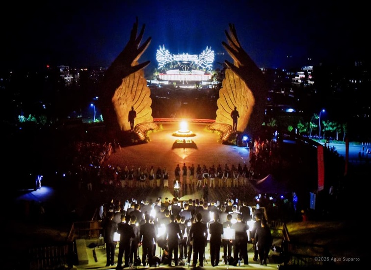 Kepala Otorita Ibu Kota Nusantara (Otorita IKN) Basuki Hadimuljono memimpin Upacara Malam Renungan Suci jelang HUT ke-81 RI di Taman Kusuma Bangsa, Nusantara, Minggu (16/8/2026). Upacara yang dipimpin oleh petugas internal Otorita IKN dan diiringi paduan suara pegawai ini diikuti sekitar 400 peserta dari jajaran Otorita IKN, DWP, mitra, hingga insan media. (Dok. Humas Otorita Ibu Kota Nusantara)