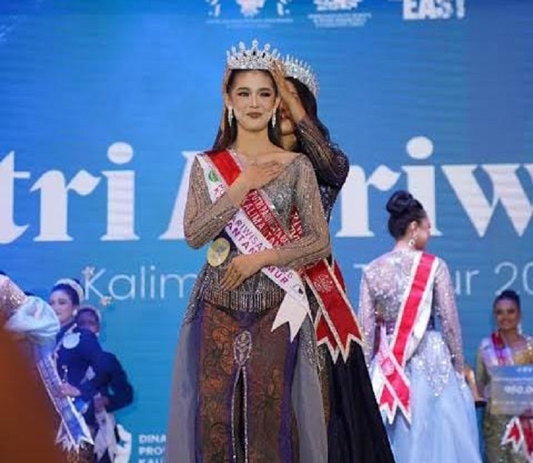 Esther Veronika saat menerima penghargaan sebagai Putri Pariwisata Kaltim 2025. (Foto:Esther Veronika)