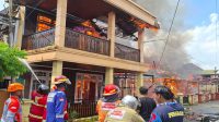 Petugas gabungan dan relawan berjibaku memadamkan api di permukiman padat penduduk Gang 9, Kelurahan Timbau, Sabtu (8/8/2026). (Dilla/lingkarkaltim)