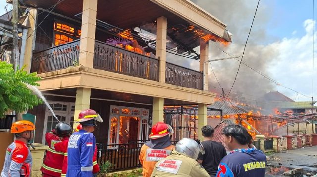 Petugas gabungan dan relawan berjibaku memadamkan api di permukiman padat penduduk Gang 9, Kelurahan Timbau, Sabtu (8/8/2026). (Dilla/lingkarkaltim)